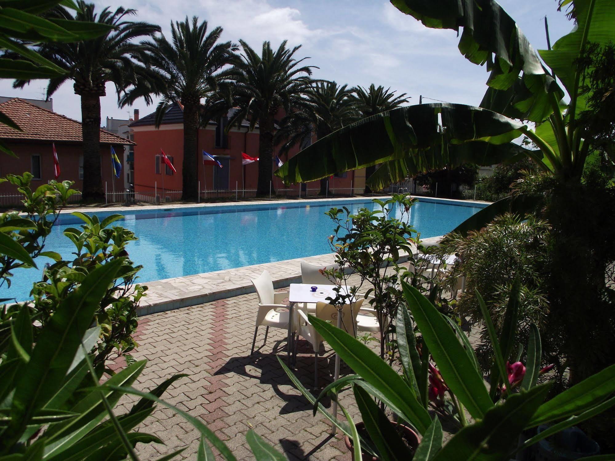 Riviera Apartments *